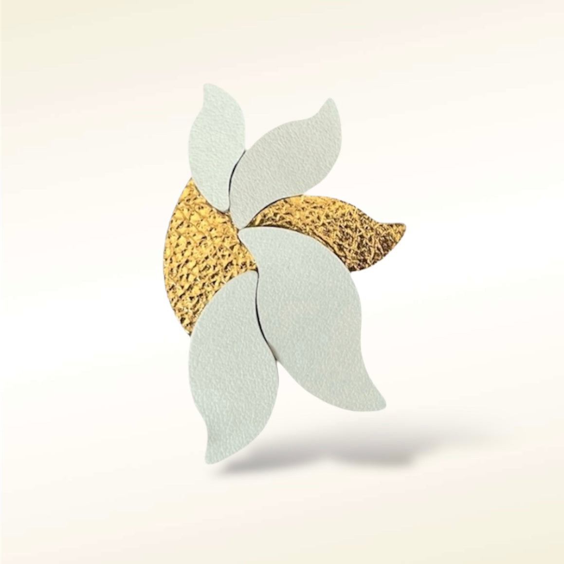Broche en cuir Flora