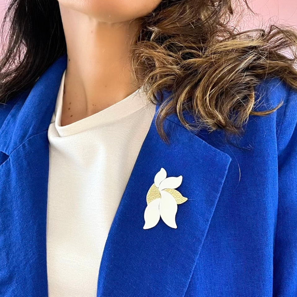 Broche en cuir Flora