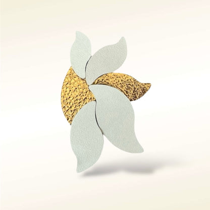 Broche en cuir Flora